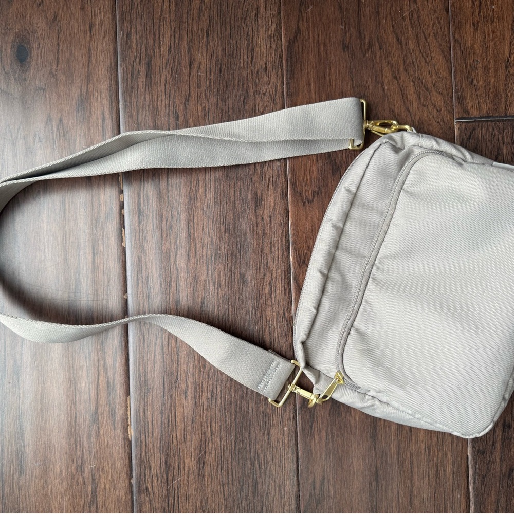 Casual Crossbody Bag in Light Gray - Unbranded